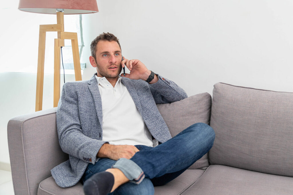 Loic de LDI au téléphone sur son canapé